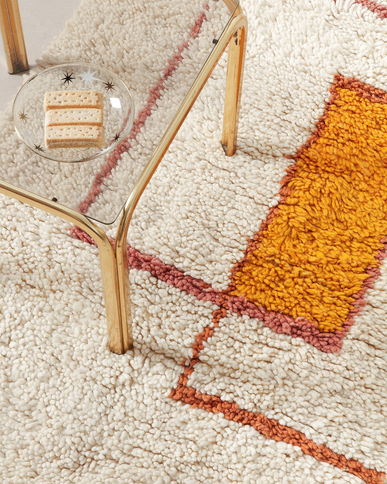 Berber szőnyeg fahéjszín és okker formákkal, mood