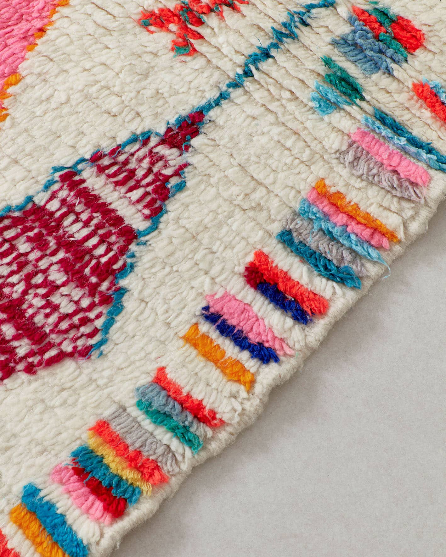 Small rug with blissful colours, texture
