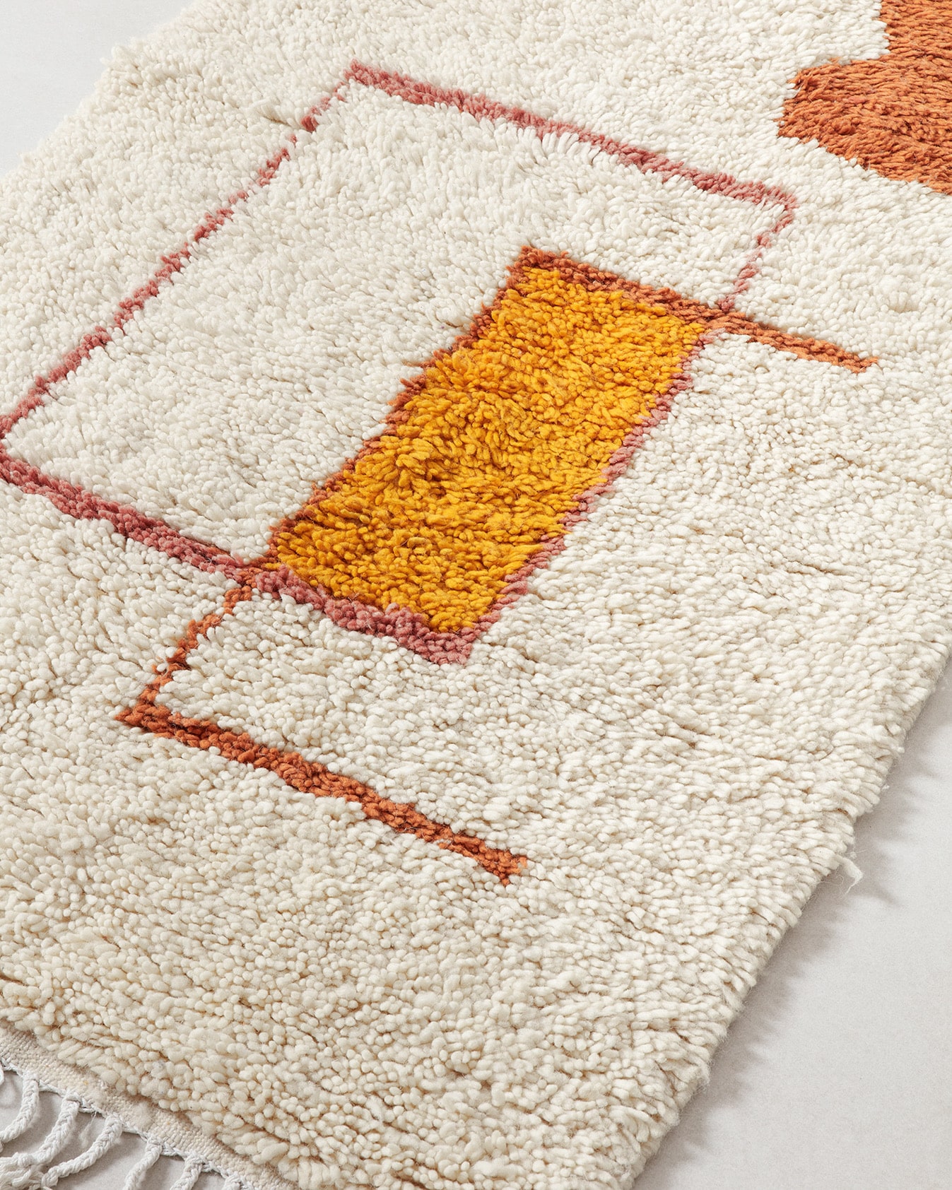 Berber szőnyeg fahéjszín és okker formákkal, részlet