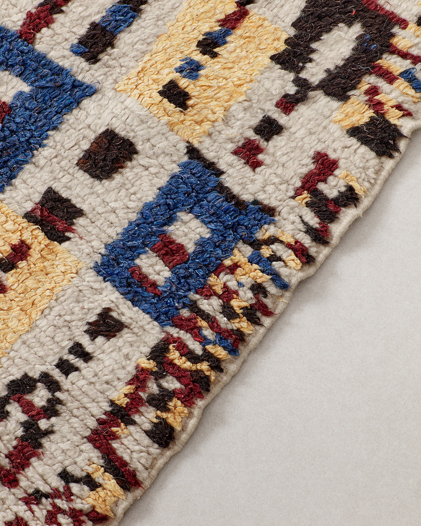 Vintage berber szőnyeg törzsi dizájnnal, részlet