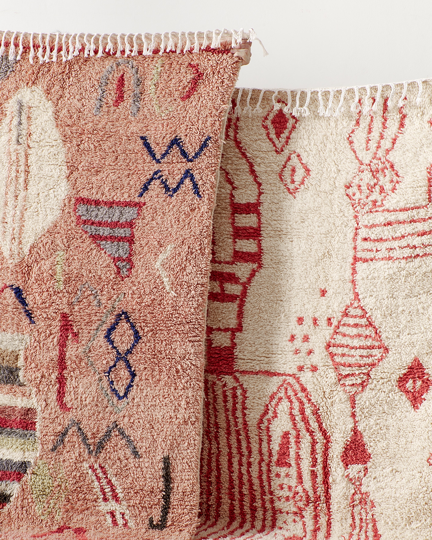 Berber rug with pink line drawings, mood