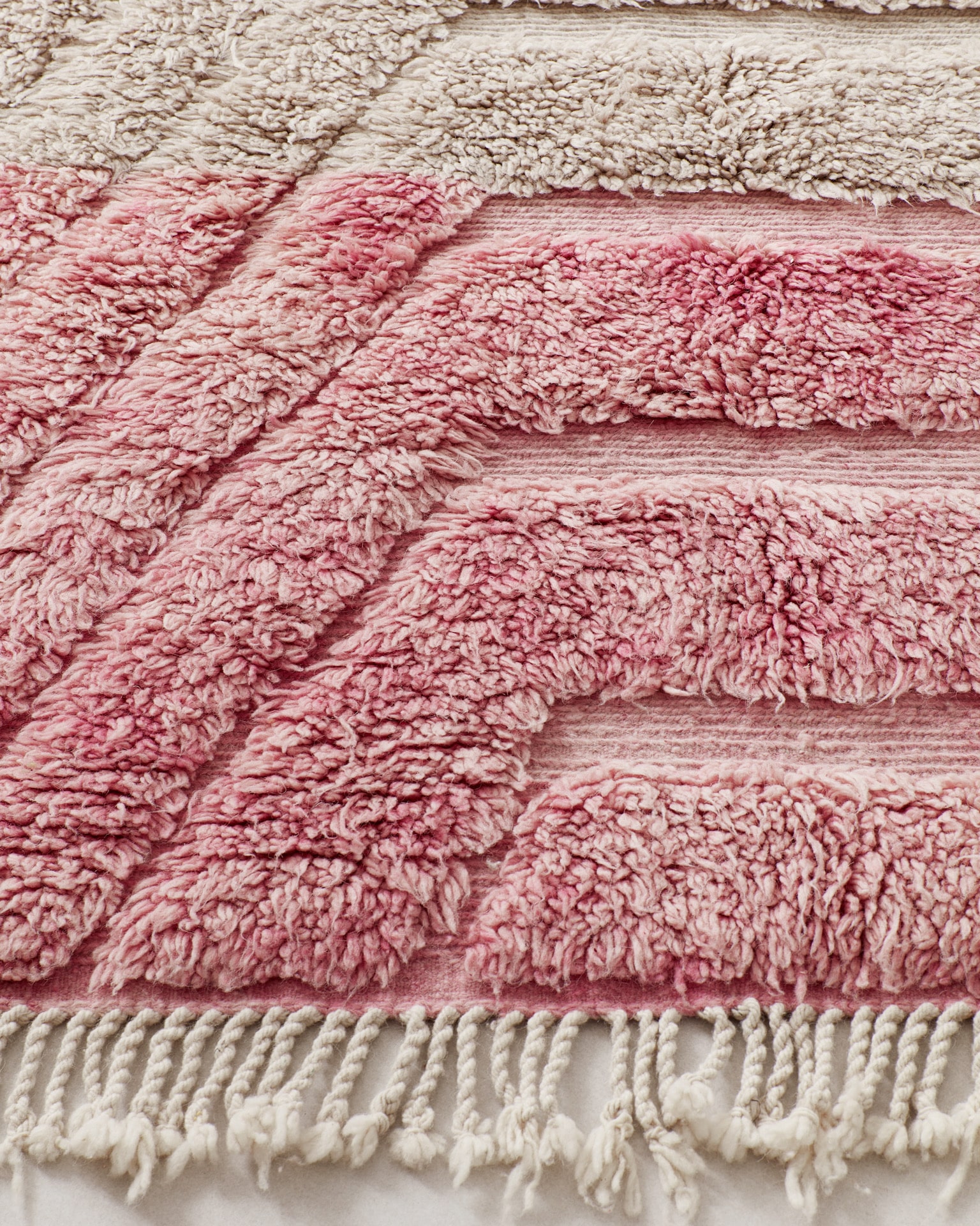 Rózsaszín-meleg szürke berber szőnyeg, közeli