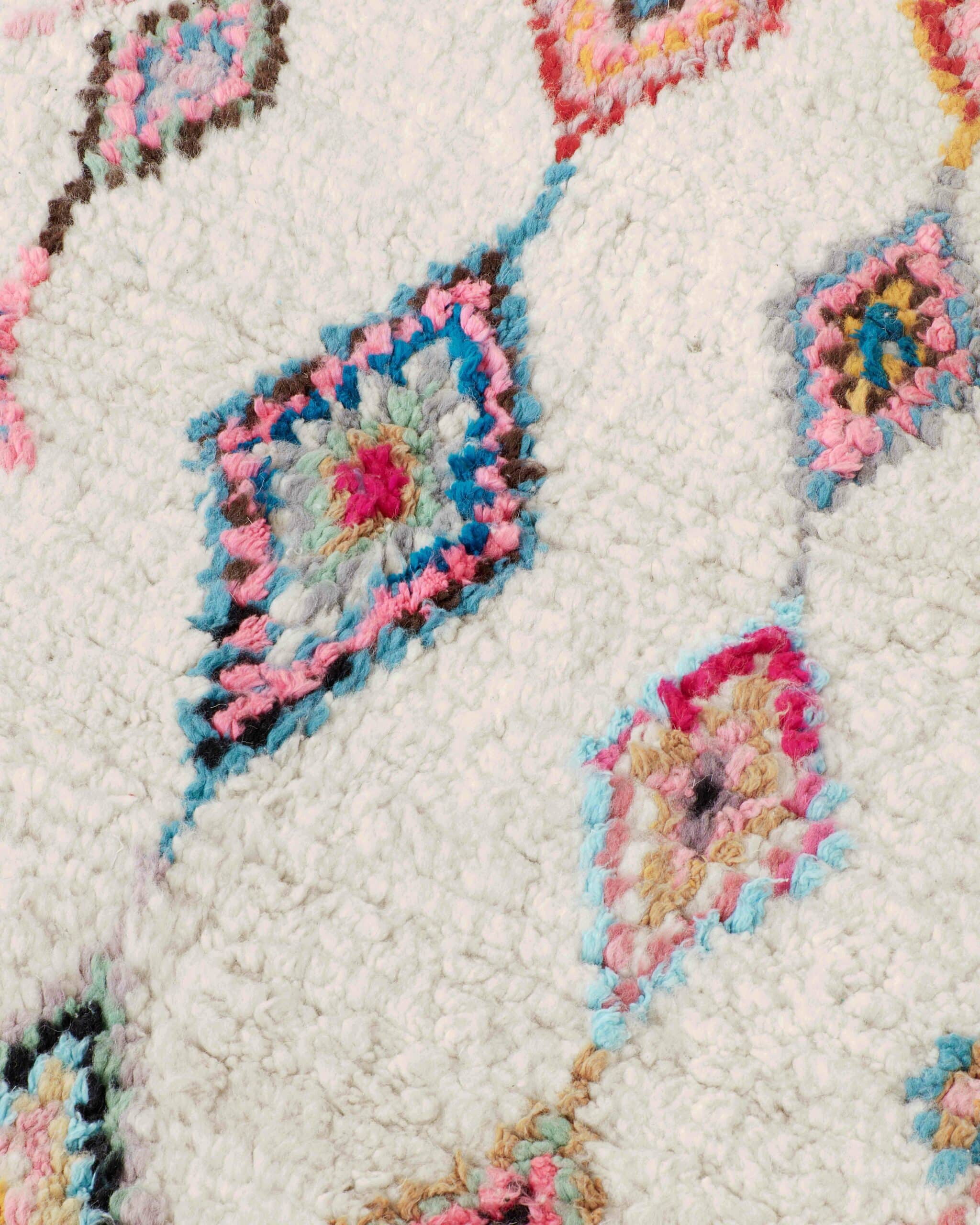 Little rug with colourful diamonds , detail