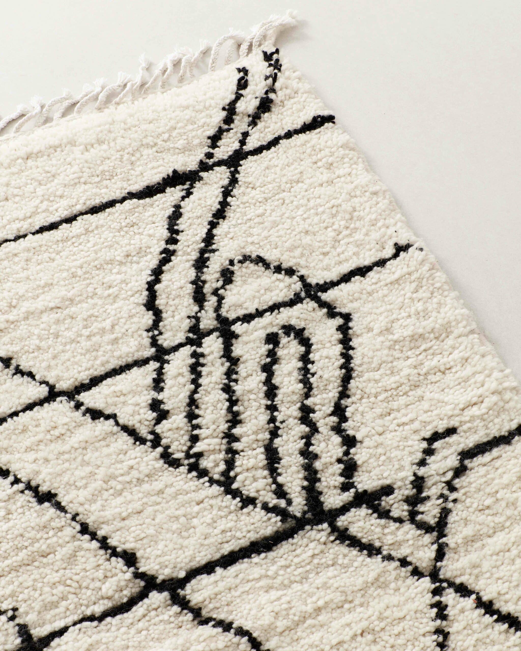Vonalrajzos berber szőnyeg, rojtok