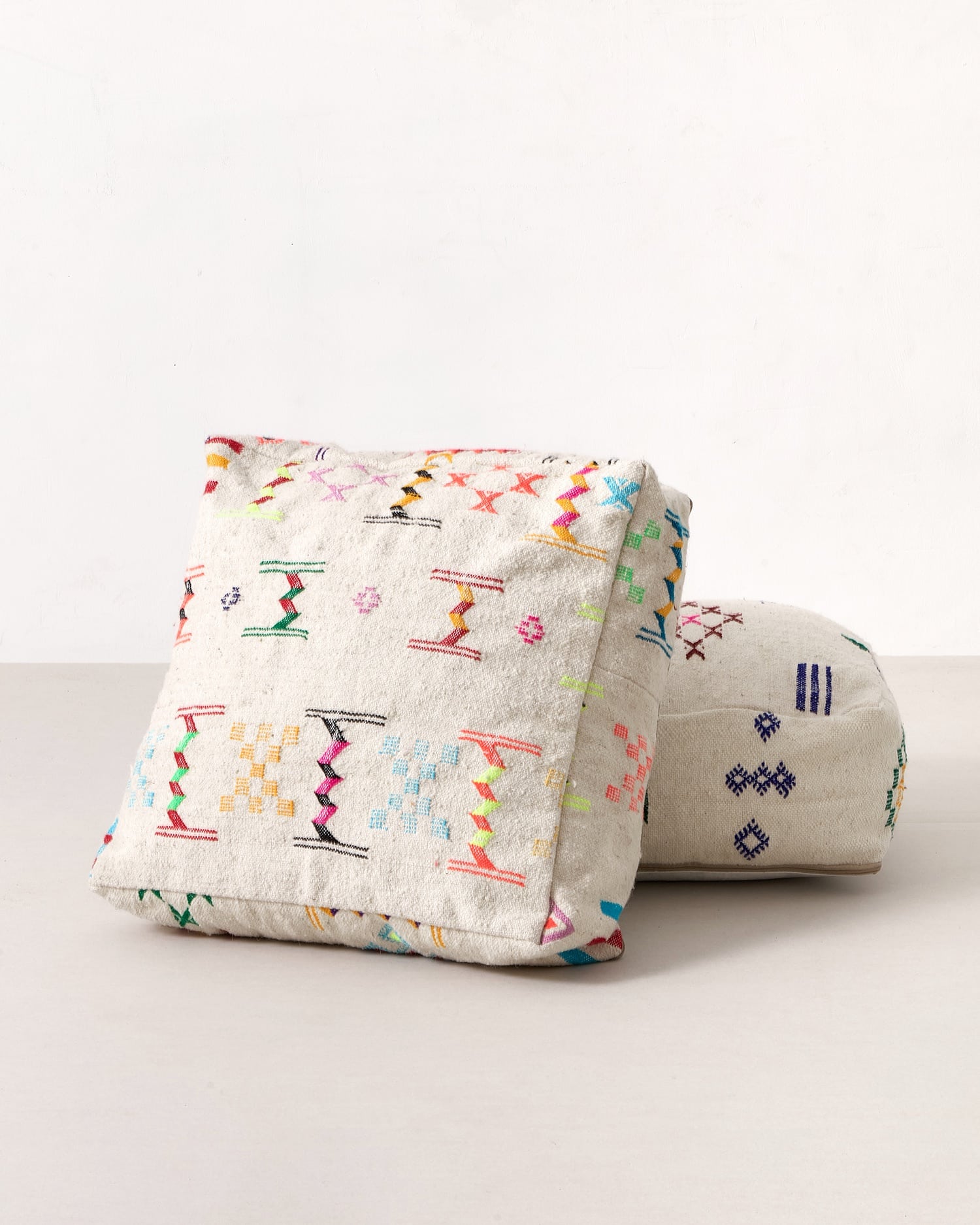Flatwoven pouf with colourful pictograms