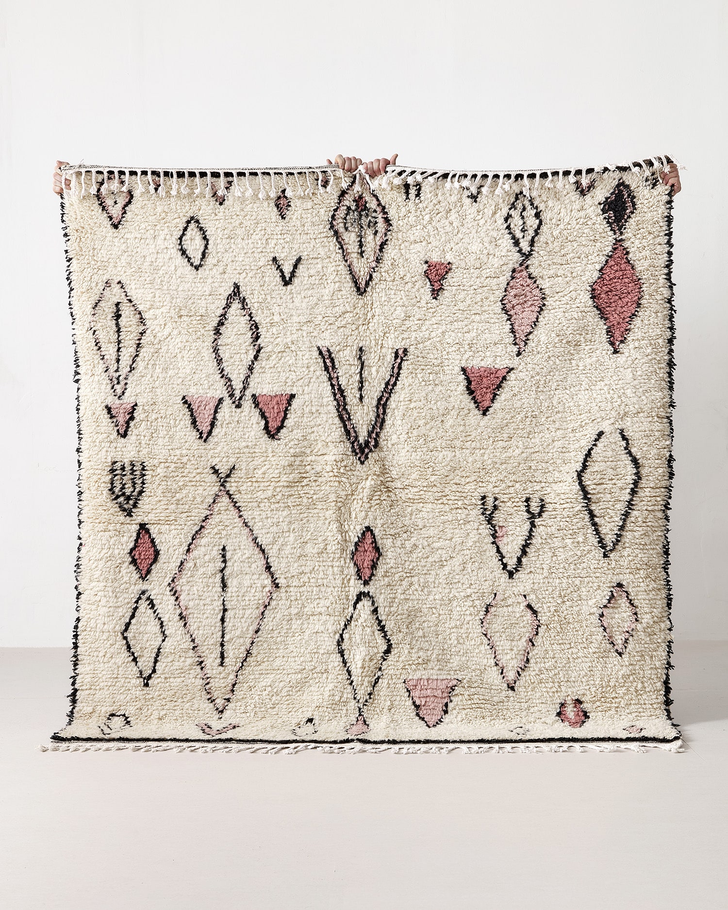 Square shaped rug with scattered diamonds